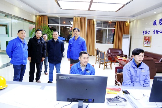 公司領(lǐng)導除夕夜慰問堅守崗位職工