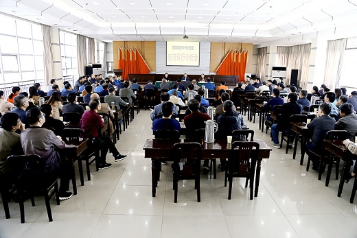 袁菊興在公司三季度經(jīng)濟運行分析會上提出  轉(zhuǎn)變觀念 嚴格管理 勤勉工作 本分做人  盡心盡責(zé) 完成任務(wù) 靜下心來 專注主業(yè)