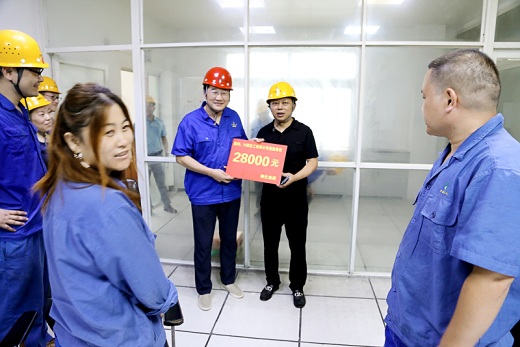 集團公司領(lǐng)導(dǎo)開展高溫慰問活動